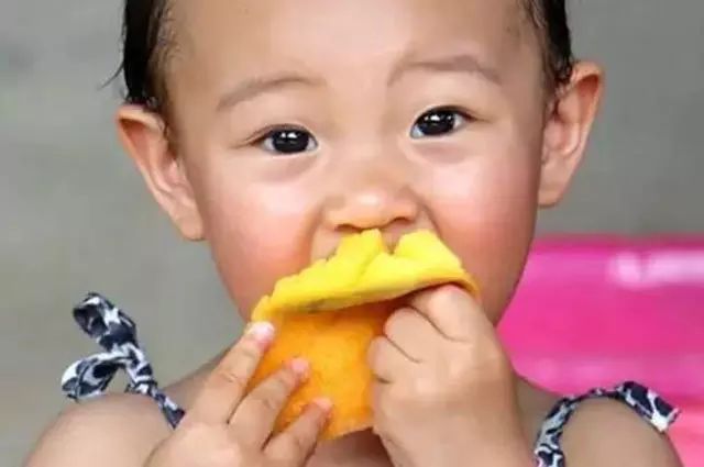 吃芒果导致宝宝嘴肿?宝宝多大才可以吃芒果_
