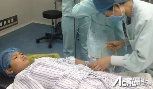 澳洲3岁华裔男孩高烧腹痛20天治不好,回国当天