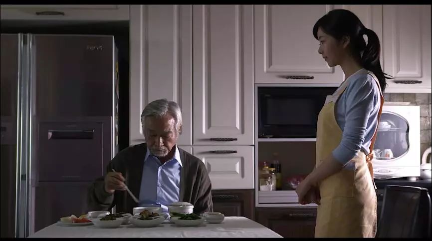 一部压抑的韩国电影,小保姆报复癌症老人,用药