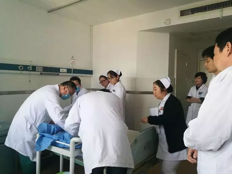 勤练兵:栖霞区医院开展医疗护理应急预案演练