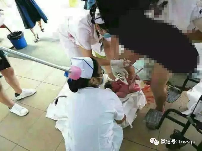 视频:藤县妇幼医院门口孕妇站着生小孩?