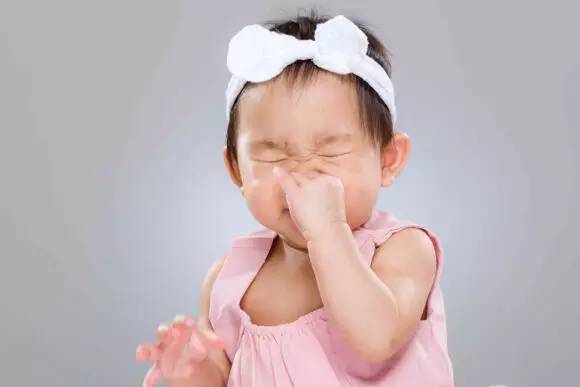宝宝喷嚏连着打、鼻塞老不好,别再把过敏性鼻