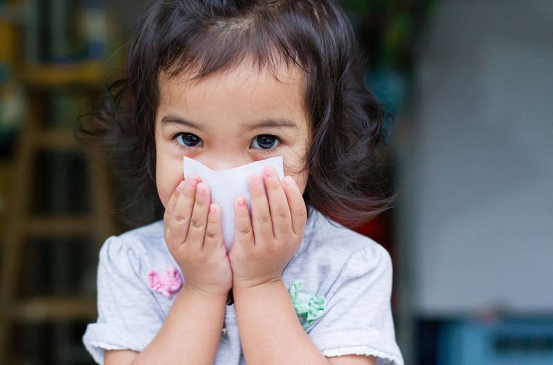 小孩连续鼻出血,可以用红霉素眼膏吗?