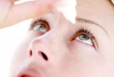 专家解读:正确使用眼药水在治疗结膜炎中至关
